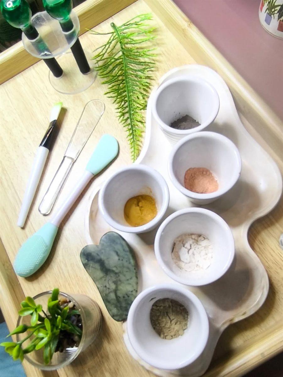 Argilas, ervas e instrumentos preparados para um protocolo natural