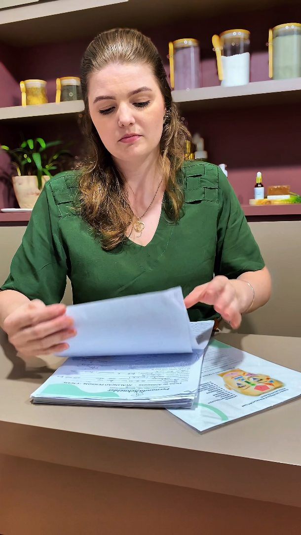 Fernanda analisando a ficha de avaliação de uma cliente