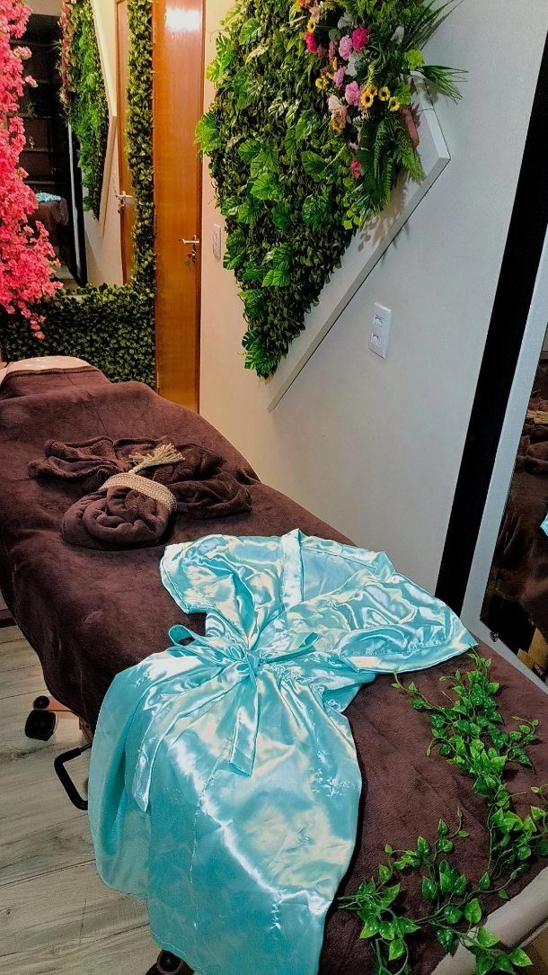 Maca preparada no espaço, com jardim vertical na parede