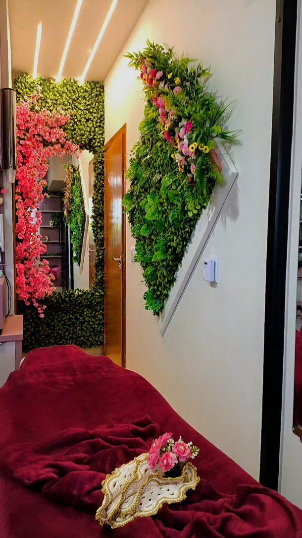 Sala de atendimento com jardim vertical e maca