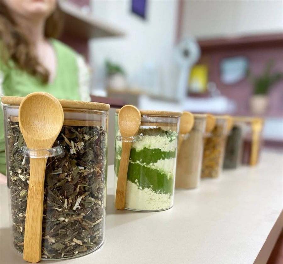 Potes de vidro com ervas e ingredientes naturais no espaço