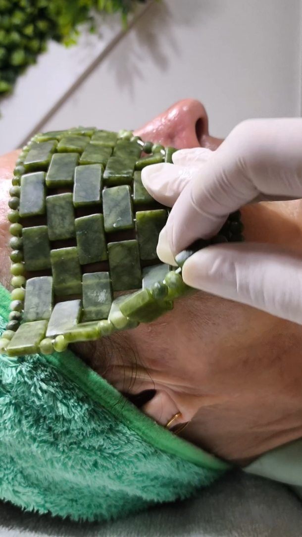 Máscara de pedras de jade aplicada durante o protocolo rejuvenescedor
