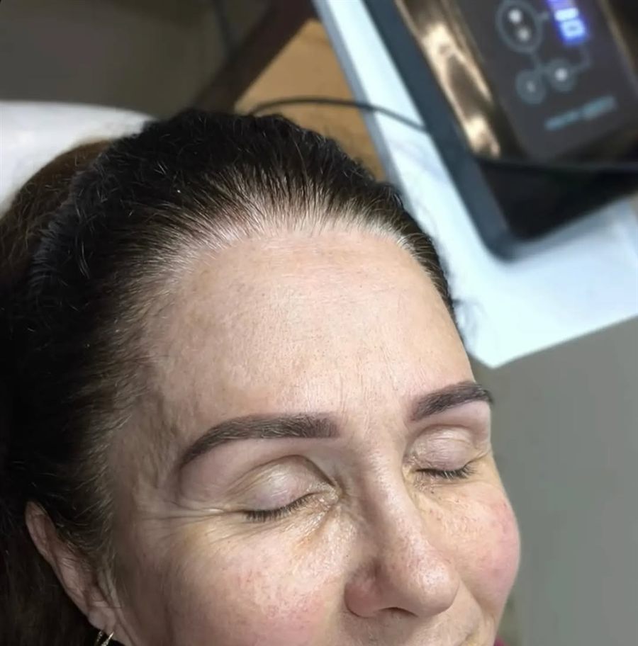Cliente com sobrancelhas de micropigmentação natural